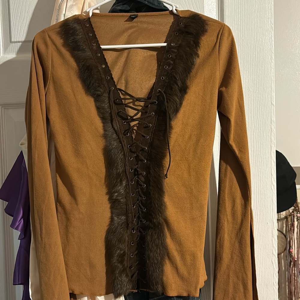 Fine cloth material long sleeve flared shirt. It cuts into a V